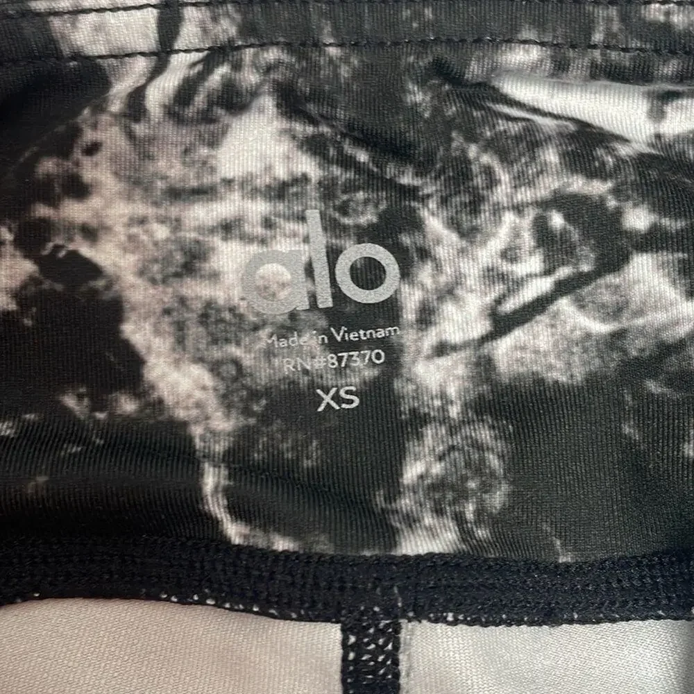ALO Yoga Black and White marbled top and Black Bottom Leggings Size XS